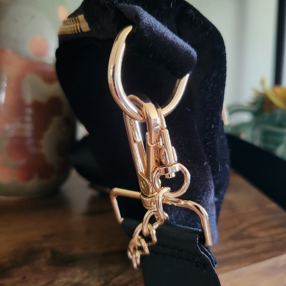 Ah Dorned Elegant Black Velvet Crossbody Bag - Picture 3 of 7